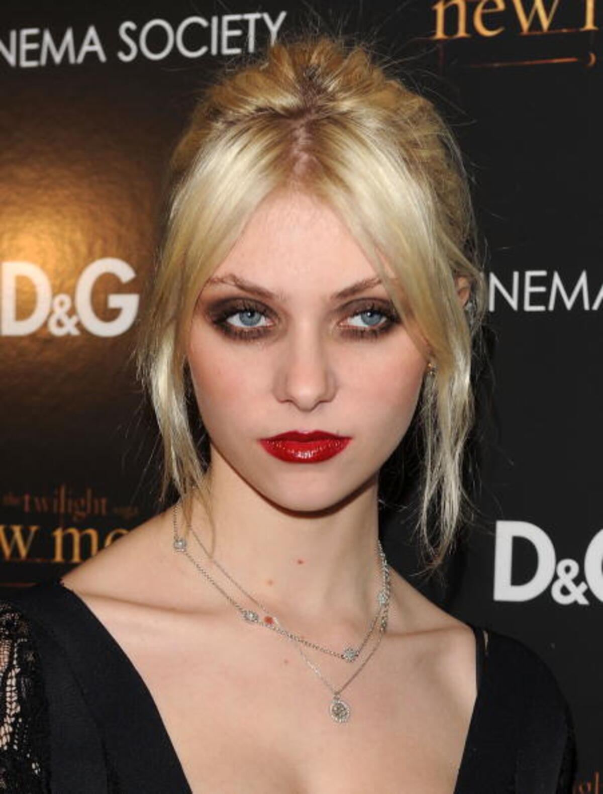 Taylor Momsen's Plastic Surgery (Nose Job) See Transformation